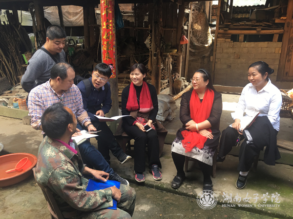 罗书记深入贫困家庭访问l.jpg