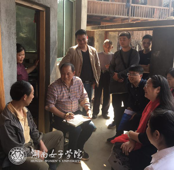 6罗书记与结对帮扶贫困户亲切交谈l.jpg